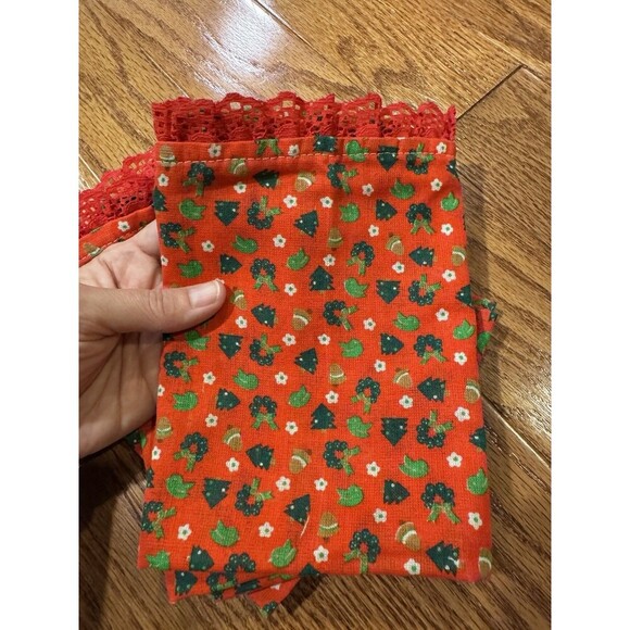 Vintage Christmas Fabric Napkins Set 4 Red Holiday Lace Trim Dinner Size 15x16 - Picture 3 of 6